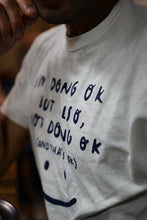 画像をギャラリービューアに読み込む, Doing OK and Not Doing OK T-shirt - Brit Bones
