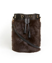 画像をギャラリービューアに読み込む, Drawstring Shearling Bag with 2 Way Shoulder Strap - L / Brown Shearling & Black - (ki:ts)