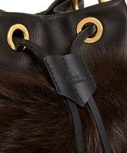 画像をギャラリービューアに読み込む, Drawstring Shearling Bag with 2 Way Shoulder Strap - L / Brown Shearling & Black - (ki:ts)