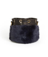 画像をギャラリービューアに読み込む, Drawstring Shearling Bag with 2 Way Shoulder Strap - S / Navy Shearling & Black - (ki:ts)